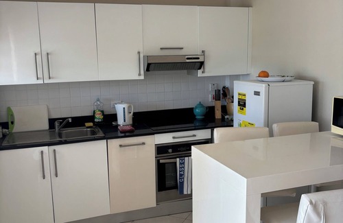 Weston Apartment | Cozy 2-bedroom apartment with AC, 5 min walk from beach