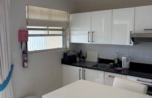 Weston Apartment | Cozy 2-bedroom apartment with AC, 5 min walk from beach