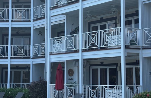 Weston Apartment | Cozy 2-bedroom apartment with AC, 5 min walk from beach