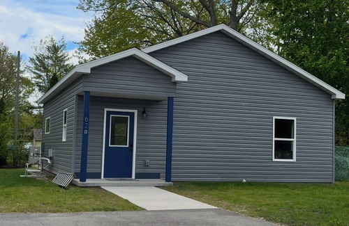 Cadillac Cottage | Cozy 2-bedroom cabin in peaceful Cadillac with AC, WiFi available in June 2025