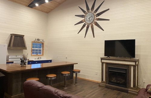 Jamestown Cabin | Cozy 2-bedroom cabin with WiFi, AC in welcoming Jamestown
