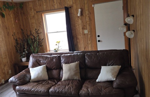 Huntington House | Cozy 2-bedroom Hideaway in Huntington with AC