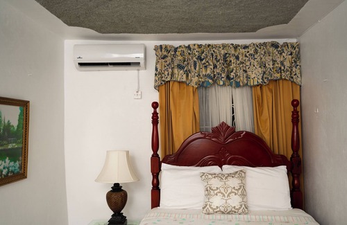 St. Ann's Bay House | Cozy 2-bedroom house in phenomenal St. Ann Parish with AC, WiFi