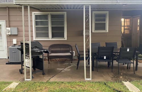 McPherson House | Cozy 2-bedroom home near McPherson College/park with HUGE yard- NO CLEANING FEES