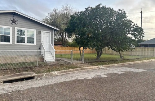 Brownsville House | Cozy 2-bedroom house in nice Brownsville with WiFi, AC
