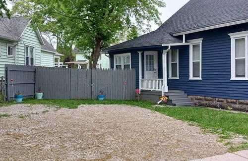 Port Huron House | Cozy 2-bedroom house in Port Huron near Blue Water Bridge. WiFi and satellite TV