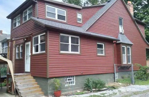 Highland Square Apartment | Cozy 2 bedroom in Highland Square, pets welcome!