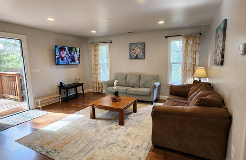 McKinleyville House | Cozy 2 bedroom in the Coastal Redwoods