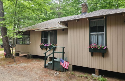 Stow Cottage | Cozy 2-bedroom Lakeside Cottage in Stow with WiFi