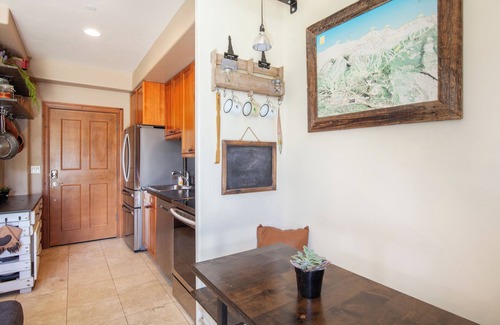 The Highlands Cabin | Cozy 2-bedroom lodge in lovely Breckenridge with WiFi, sauna, and fitness room