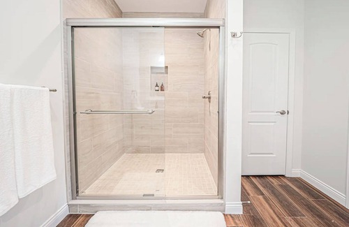 Evansville Apartment | Cozy 2-bedroom Luxury apartment # 22 in awesome Evansville overlooking Downtown