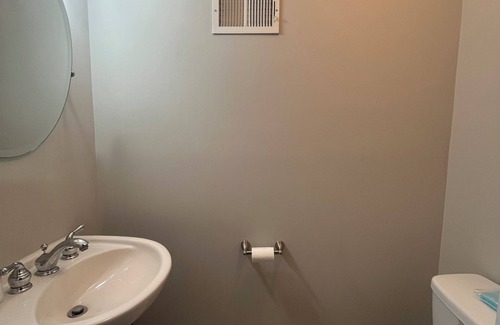 Downtown Baltimore House | Cozy 2-bedroom townhome in charming Baltimore with AC, fitness room, WiFi
