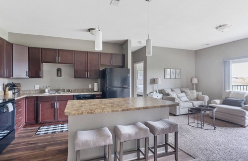 West Des Moines Apartment | Cozy 2-bedroom apartment in peaceful West Des Moines with AC, WiFi