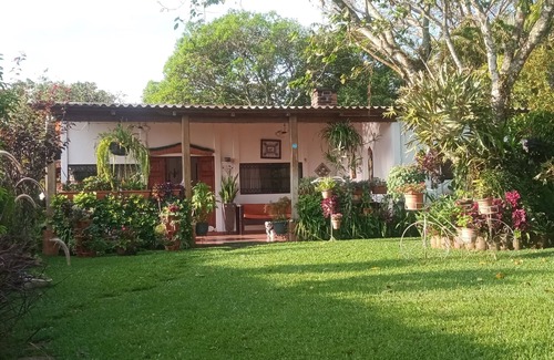 Apaneca Ski Chalet | Cozy 2-bedroom villa in quiet Apaneca with WiFi and beautiful garden, urban area