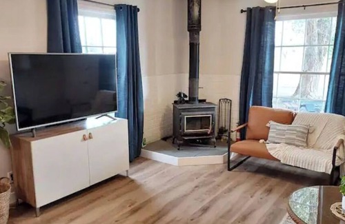 Vernal House | Cozy 2 Bedroom with Mid-Century & Farmhouse Vibes