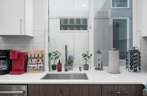 Broadway House | Cozy 2B2B Heart of CapHill (Pet Friendly)