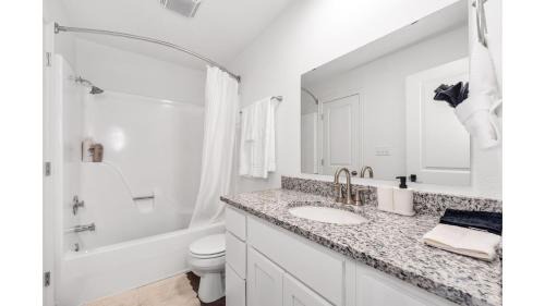 Bentonville Apartment | Cozy 2BD Near Walmart HQ with Long Stay Savings