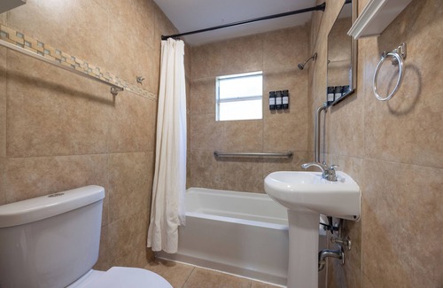 South Middle River House | Cozy 2BR/1Bath Oasis Near Las Olas with Backyard