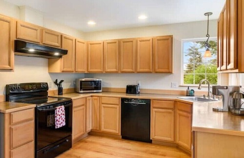 Juneau Apartment | Cozy 2BR Apt, Hot tub, King bed, secluded, and freshly remodeled!n