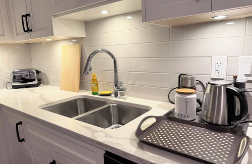 Surrey House | Cozy 2BR basement suite 5 mins from Elgin Park