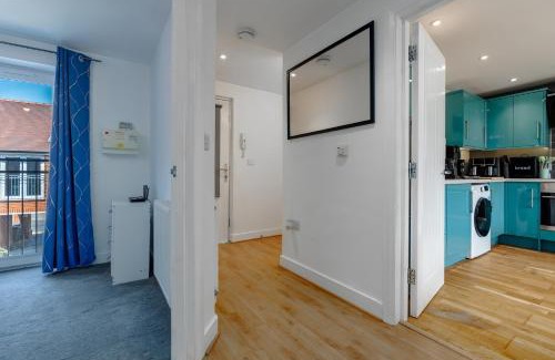 Chute Forest Apartment | Cozy 2BR flat near Stonehenge w/Juliette balcony