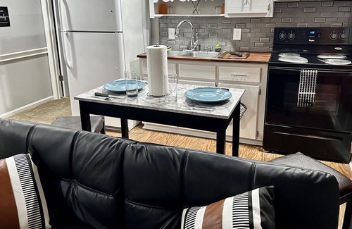 West Columbia Apartment | Cozy 2BR Getaway-Fully Furnished-10min To Airport