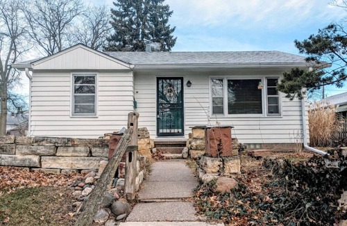 Davenport House | Cozy 2BR Home in Quiet Neighborhood