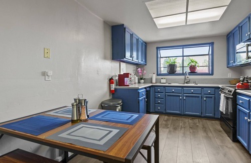 Carmichael Apartment | Cozy 2BR in Sunny Carmichael | Netflix | Work Desk
