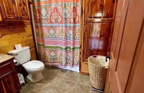 Chico House | Cozy 2BR waterfront lake escape.