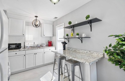 Grosse Pointe Apartment | Cozy 3 bed 14 minutes from downtown!