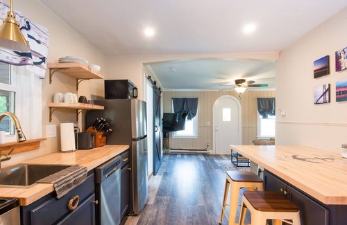Narragansett Cottage | Cozy 3 bed cottage minutes away from beach & fun!