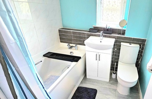 Milton Keynes House | Cozy 3 Bed House in Willen - MILTON KEYNES