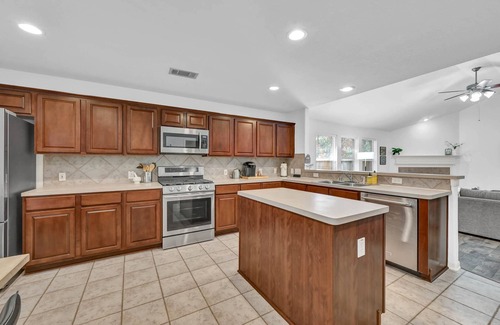 College Park House | Cozy 3-Bed Woodland Retreat with Firepit, Game Room, and Fully Equipped Kitchen Near Festival