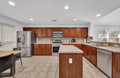 College Park House | Cozy 3-Bed Woodland Retreat with Firepit, Game Room, and Fully Equipped Kitchen Near Festival