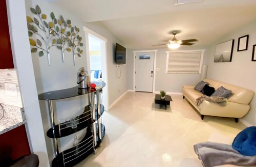 Tampa House | Cozy 3 Bedroom 2 bathroom house 5 minutes away from TPA International Airport