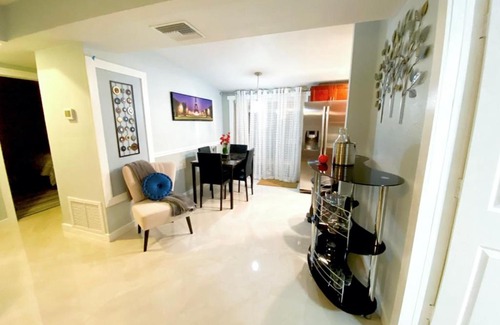 Tampa House | Cozy 3 Bedroom 2 bathroom house 5 minutes away from TPA International Airport