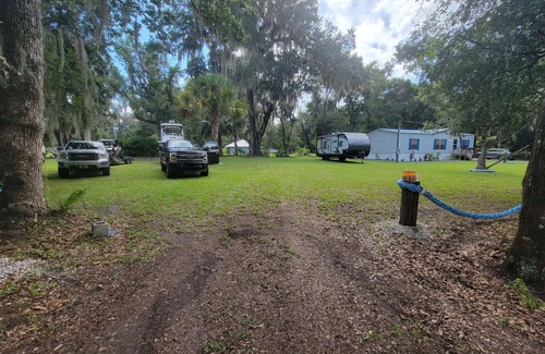 Welaka House | Cozy 3-bedroom, 2 full bath mobile home on half acre in charming Welaka!