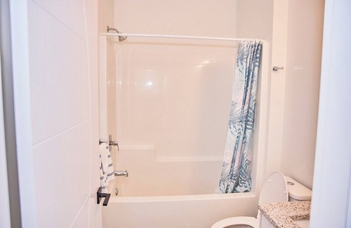 Prince George House | Cozy 3-bedroom, 3 queen beds ground level suite in a desirable location in PG.