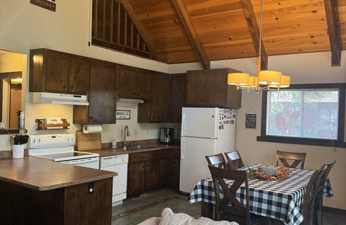 Mi-Wuk Village Cabin | Cozy 3-bedroom chalet with loft in charming Mi-Wuk Village. nnnn