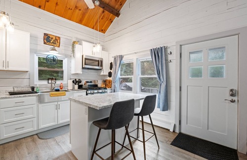 Bath Cabin | Cozy 3-bedroom Cabin in gorgeous White Mountains with WiFi, AC