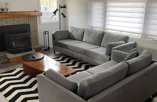 Grey Highlands House | Cozy 3-Bedroom cottage on lake Eugenia. Great Skiing/Hiking spots