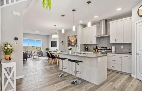 Southeast Calgary House | Cozy 3 Bedroom Home in Rangeview