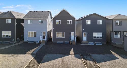 Southeast Calgary House | Cozy 3 Bedroom Home in Rangeview