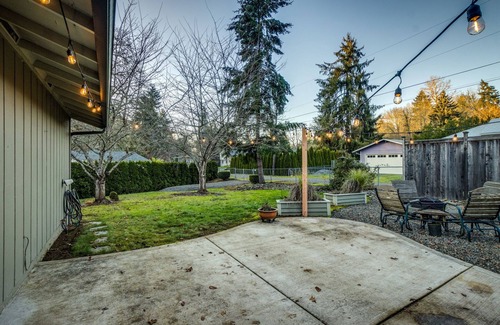 Oak Grove House | Cozy 3 bedroom home with Hot Tub and Ping Pong table, 20 Mins to DT Portland