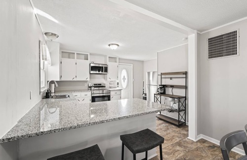 Baldwin City House | Cozy 3 bedroom in Baldwin City, close to Baker, great for families & friends!