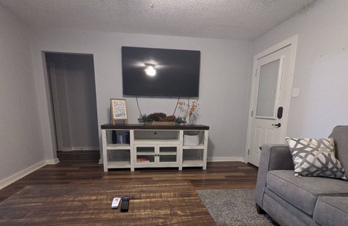 North Waco House | Cozy 3 bedroom Rustic **MINUTES FROM MAGNOLIA!!**