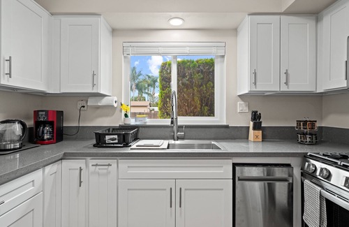 Ontario House | Cozy 3B/2B Near Ontario Airport and Toyota Arena