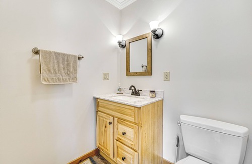 Chestertown Cabin | Cozy 3BR 3.5BA Lodge w/Lake & Beach Access, Screened in Patio, Grill, Sunroom
