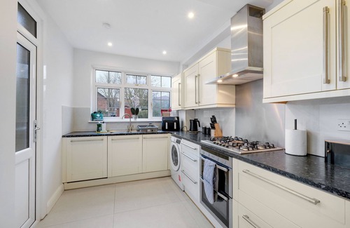 Preston House | Cozy 3BR Family Retreat | Secluded Garden Near Wembley Stadium