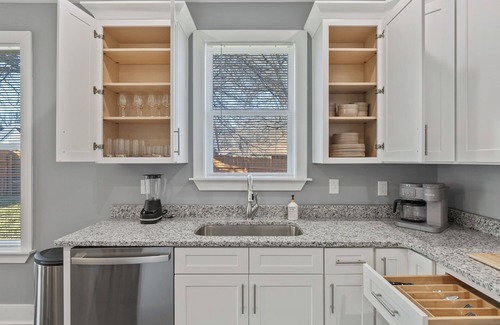 Vollintine-Evergreen House | Cozy 3BR Home - Fire Pit & Gated Parking in Midtown - Near Rhodes College & Zoo